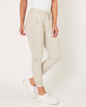 Ultimate Jogger Sand | Suzy D
