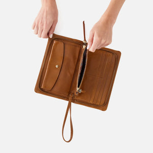 Evolve Wristlet | Truffle